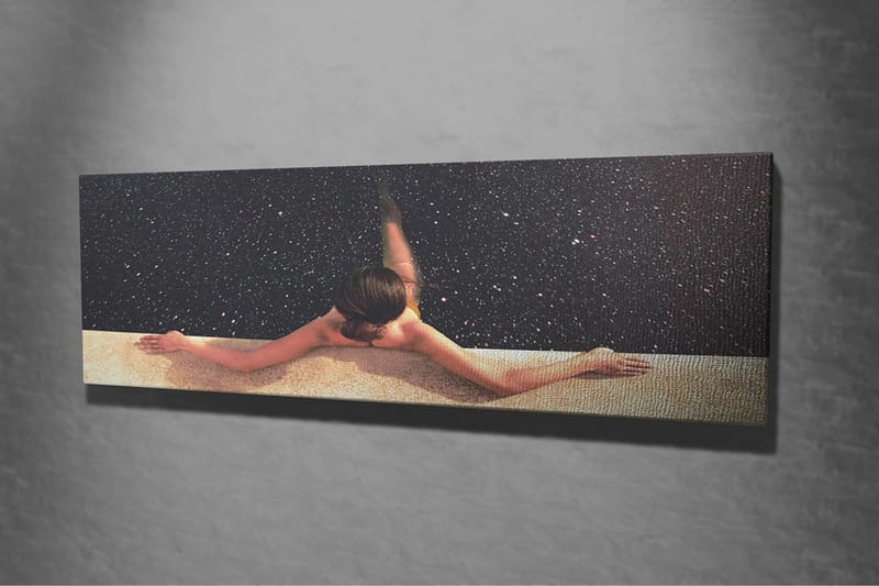 Canvastavla - Naken kvinna som sträcker sig över en pool med stjärnhimmel i bakgrunden - Mörkblå / Beige / Svart - Inredning - Tavlor & konst - Canvastavlor