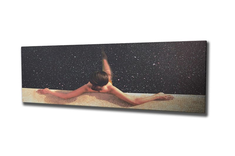 Canvastavla - Naken kvinna som sträcker sig över en pool med stjärnhimmel i bakgrunden, Mörkblå / Beige / Svart