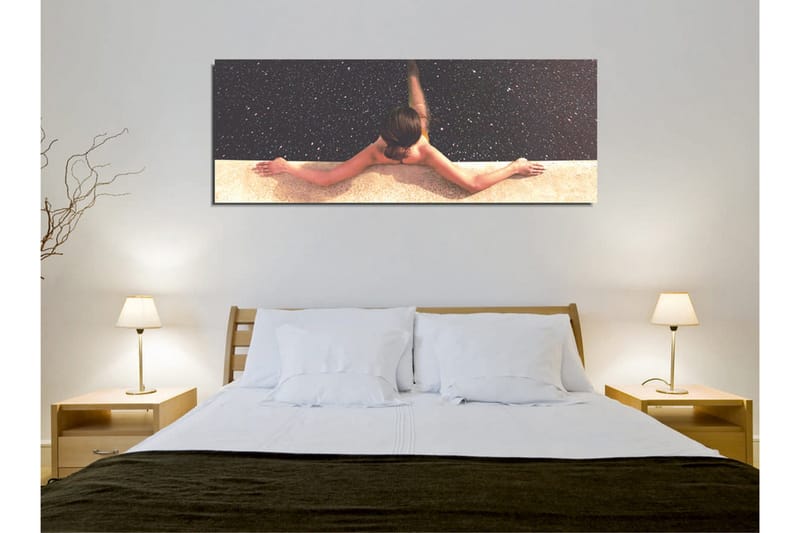 Canvastavla - Naken kvinna som sträcker sig över en pool med stjärnhimmel i bakgrunden - Mörkblå / Beige / Svart - Inredning - Tavlor & konst - Canvastavlor