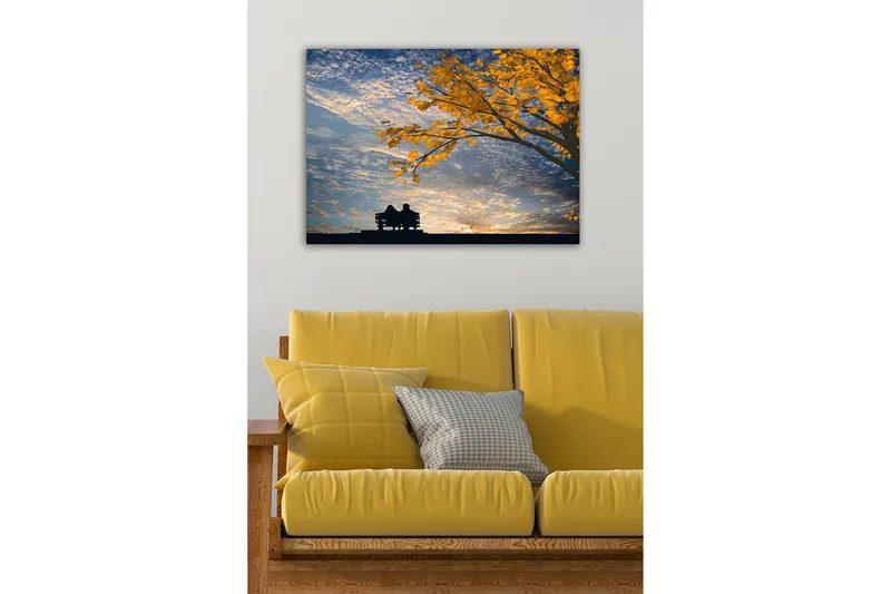 Canvastavla - Silhuett av ett par som sitter på en bänk under ett träd med gyllene höstlöv - Guld / Blå / Svart - Inredning - Tavlor & konst - Canvastavlor