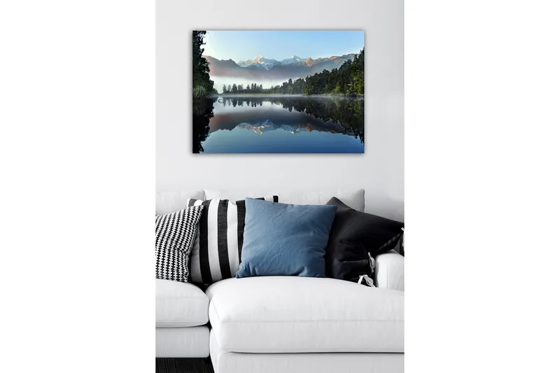 Canvastavla - Spegelblanka fjäll och skog vid en stilla sjö - Mörkgrön / Blå / Vit - Inredning - Tavlor & konst - Canvastavlor