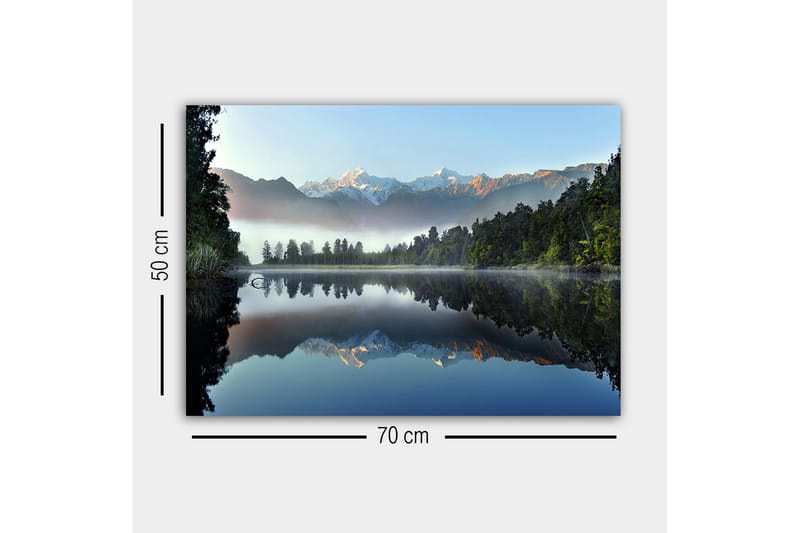 Canvastavla - Spegelblanka fjäll och skog vid en stilla sjö - Mörkgrön / Blå / Vit - Inredning - Tavlor & konst - Canvastavlor
