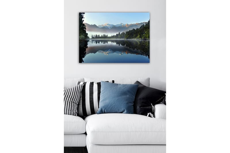 Canvastavla - Spegelblanka fjäll och skog vid en stilla sjö - Mörkgrön / Blå / Vit - Inredning - Tavlor & konst - Canvastavlor