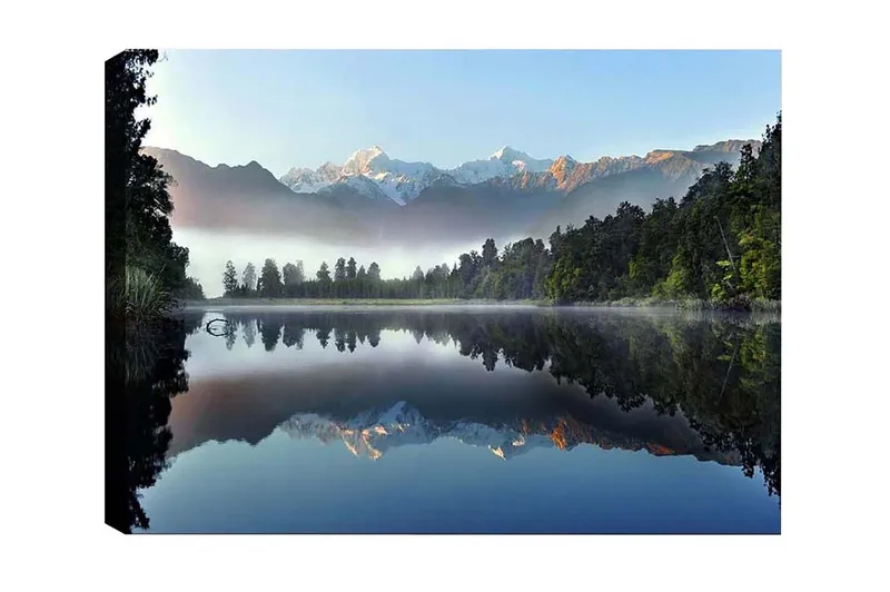 Canvastavla - Spegelblanka fjäll och skog vid en stilla sjö - Mörkgrön / Blå / Vit - Inredning - Tavlor & konst - Canvastavlor