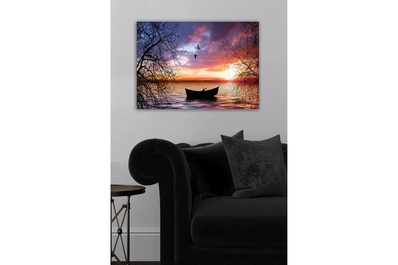 Canvastavla - Stämningsfull solnedgång över en stilla sjö med en båt i fokus - Lila / Orange / Svart - Inredning - Tavlor & konst - Canvastavlor
