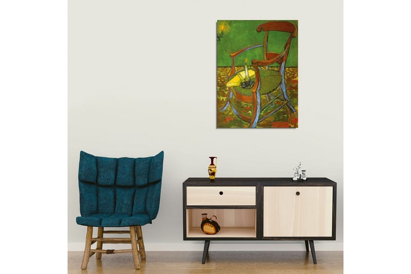 Canvastavla - Stående stol med en tänd ljusstake och en gul duk - Grön / Brun / Gul - Inredning - Tavlor & konst - Canvastavlor