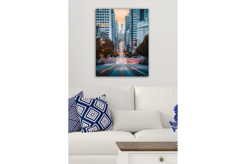 Canvastavla - Stadsgata med sikt mot en bro i bakgrunden - Blå / Orange / Grå - Inredning - Tavlor & konst - Canvastavlor