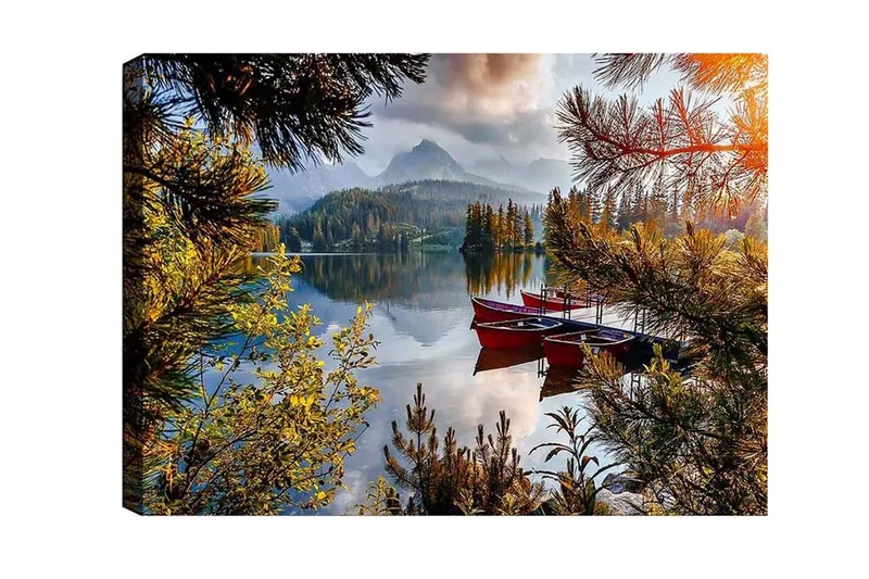 Canvastavla - Stilla sjö med röda båtar omgiven av grönskande träd och fjäll i bakgrunden - Grön / Röd / Blå - Inredning - Tavlor & konst - Canvastavlor