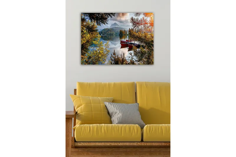 Canvastavla - Stilla sjö med röda båtar omgiven av grönskande träd och fjäll i bakgrunden - Grön / Röd / Blå - Inredning - Tavlor & konst - Canvastavlor