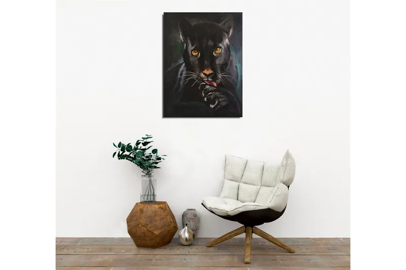 Canvastavla - Svart panter med intensiva ögon som slickar sin tass - Svart / Guld / Mörkgrön - Inredning - Tavlor & konst - Canvastavlor
