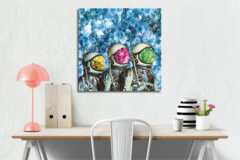 Canvastavla - Tre astronauter med färgglada hjälmar i en kristallin bakgrund - Blå / Grön / Rosa - Inredning - Tavlor & konst - Canvastavlor