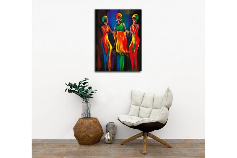Canvastavla - Tre kvinnor i färgglada klänningar som håller ett tygstycke tillsammans - Röd / Gul / Grön - Inredning - Tavlor & konst - Canvastavlor