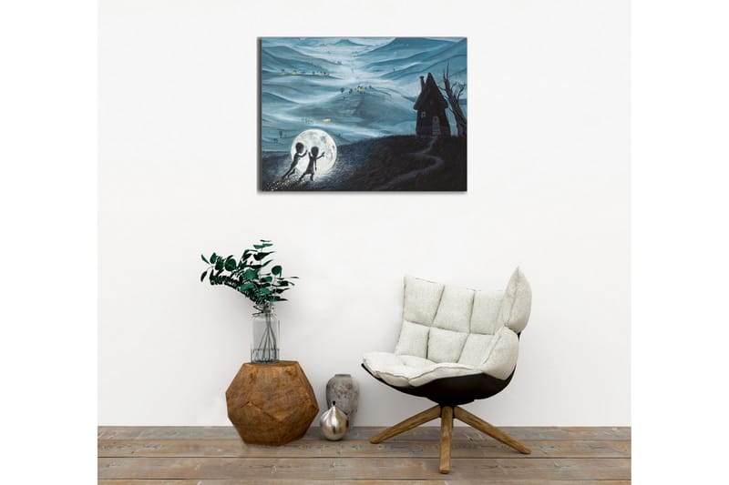 Canvastavla - Två barn som leker med en stor måne i en drömlik landskapsscen - Mörkblå / Ljusgrå / Svart - Inredning - Tavlor & konst - Canvastavlor