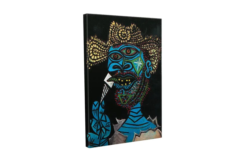 Canvastavla - Uttrycksfull porträtt av en man med färgglada detaljer och en dramatisk bakgrund - Blå / Svart / Gul - Inredning - Tavlor & konst - Canvastavlor