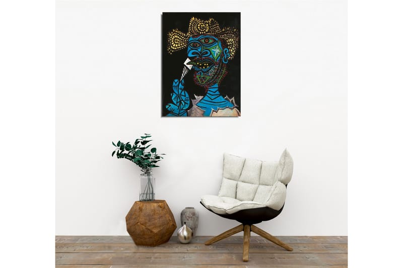 Canvastavla - Uttrycksfull porträtt av en man med färgglada detaljer och en dramatisk bakgrund - Blå / Svart / Gul - Inredning - Tavlor & konst - Canvastavlor