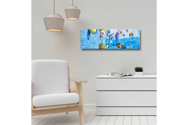 Canvastavla - Vacker gränd med blå väggar och färgglada blomkrukor - Blå / Vit / Gul - Inredning - Tavlor & konst - Canvastavlor