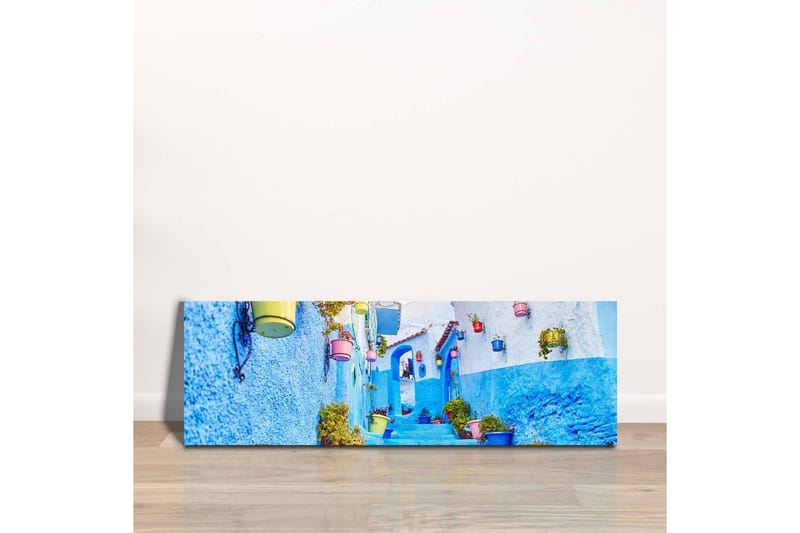 Canvastavla - Vacker gränd med blå väggar och färgglada blomkrukor - Blå / Vit / Gul - Inredning - Tavlor & konst - Canvastavlor