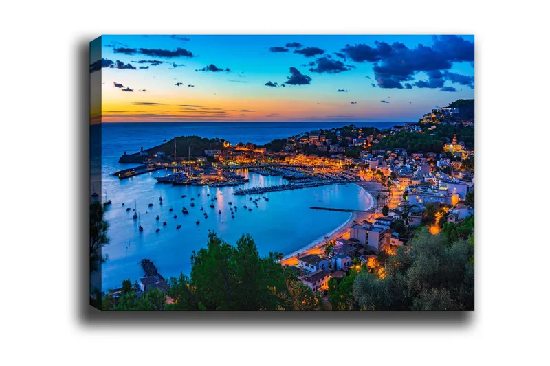 Canvastavla - Vacker kuststad vid skymning med båtar i hamnen, Blå / Orange / Grön