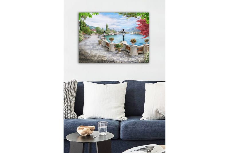 Canvastavla - Vacker sjöutsikt med en promenadgata och blommor i krukor - Grön / Blå / Rosa - Inredning - Tavlor & konst - Canvastavlor