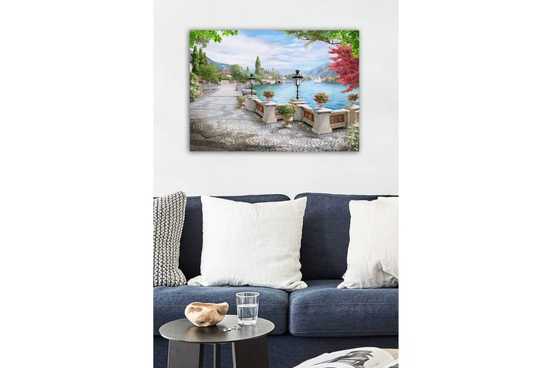 Canvastavla - Vacker sjöutsikt med en promenadgata och blommor i krukor - Grön / Blå / Rosa - Inredning - Tavlor & konst - Canvastavlor