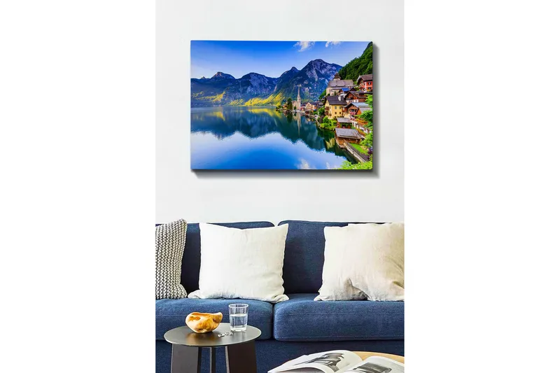 Canvastavla - Vacker sjöutsikt med färgglada hus vid stranden och majestätiska berg i bakgrunden - Blå / Grön / Gul - Inredning - Tavlor & konst - Canvastavlor