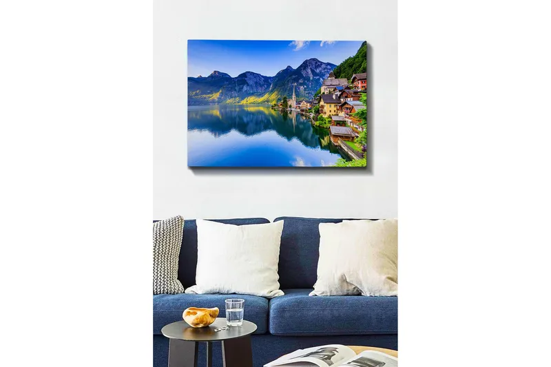 Canvastavla - Vacker sjöutsikt med färgglada hus vid stranden och majestätiska berg i bakgrunden - Blå / Grön / Gul - Inredning - Tavlor & konst - Canvastavlor