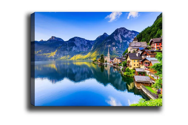 Canvastavla - Vacker sjöutsikt med färgglada hus vid stranden och majestätiska berg i bakgrunden, Blå / Grön / Gul