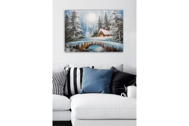 Canvastavla - Vinterlandskap med en stuga och snöklädda träd - Vit / Blå / Brun - Inredning - Tavlor & konst - Canvastavlor