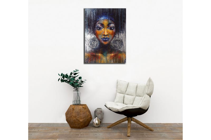 Canvastavla - Porträtt av en kvinna med stora örhängen och starka färger - Mörkblå / Orange / Svart - Inredning - Tavlor & konst - Canvastavlor