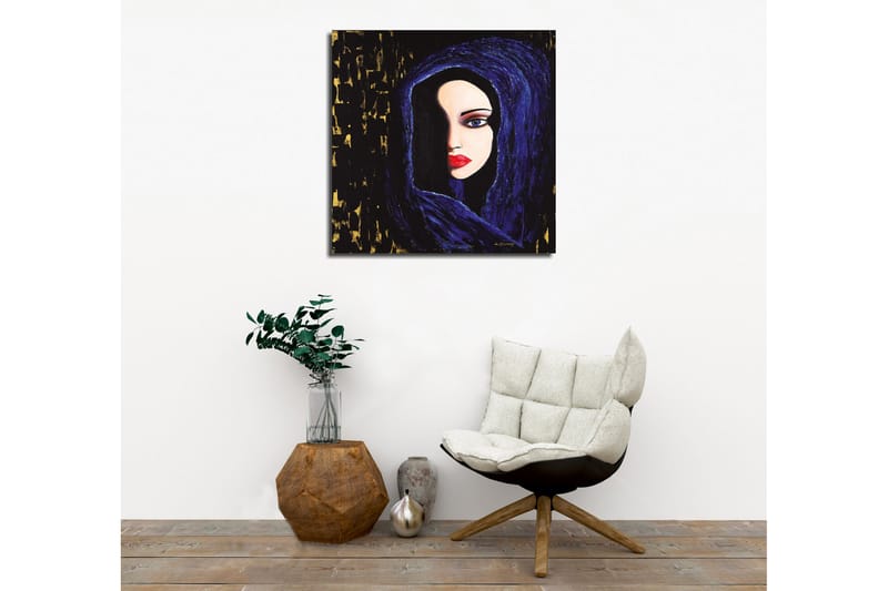 Canvastavla - Porträtt av en kvinna med en mystisk blick i en mörk huva - Mörkblå / Svart / Röd - Inredning - Tavlor & konst - Canvastavlor