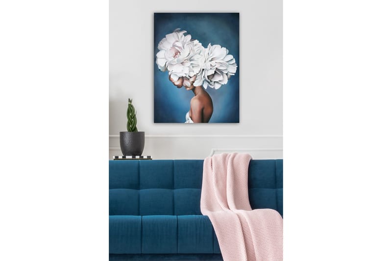 Canvastavla - Porträtt av en kvinna med stora, vita blommor som huvudprydnad - Vit / Blå / Brun - Inredning - Tavlor & konst - Canvastavlor