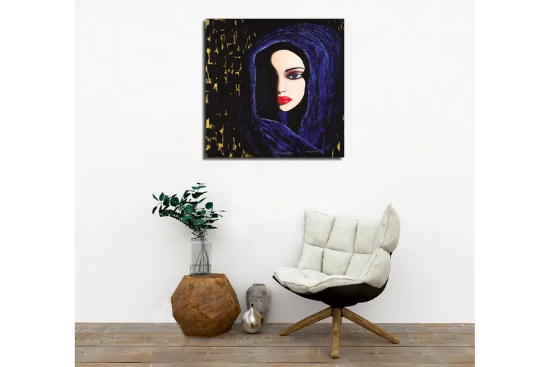Canvastavla - Porträtt av en kvinna med en mystisk blick i en mörk huva - Mörkblå / Svart / Röd - Inredning - Tavlor & konst - Canvastavlor