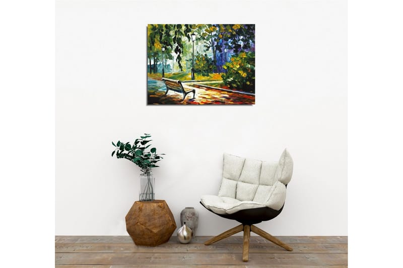 Canvastavla - Parkbänk omgiven av grönskande träd och lampor i en färgglad miljö - Grön / Gul / Blå - Inredning - Tavlor & konst - Canvastavlor