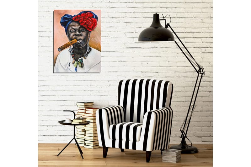 Canvastavla - Porträtt av en kvinna med cigarr och färgglad huvudbonad - Mörkblå / Röd / Hudton - Inredning - Tavlor & konst - Canvastavlor