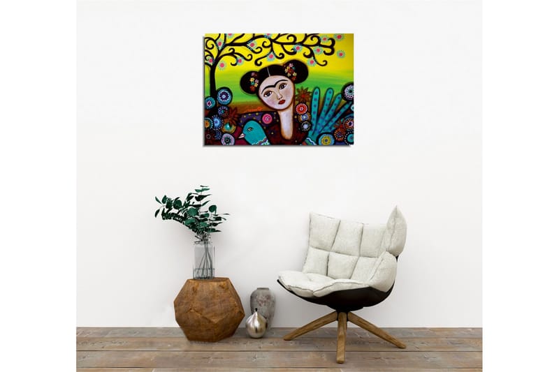 Canvastavla - Porträtt av en kvinna med blommor i håret och en grön fågel vid sidan om - Grön / Röd / Svart - Inredning - Tavlor & konst - Canvastavlor