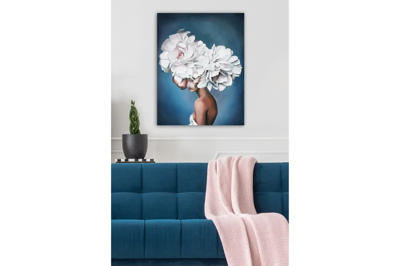 Canvastavla - Porträtt av en kvinna med stora, vita blommor som huvudprydnad - Vit / Blå / Brun - Inredning - Tavlor & konst - Canvastavlor
