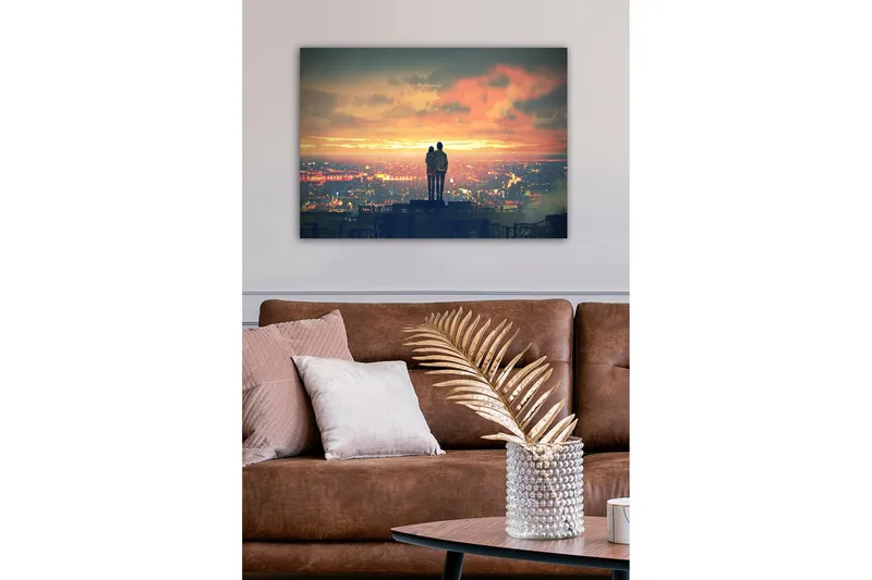 Canvastavla - Par som står tillsammans och betraktar en solnedgång över en stad - Orange / Blå / Grå - Inredning - Tavlor & konst - Canvastavlor