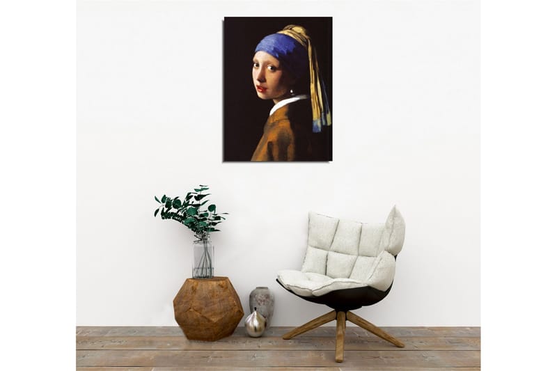 Canvastavla - Porträtt av en ung kvinna med pärlörhänge och blått huvudduk - Blå / Beige / Svart - Inredning - Tavlor & konst - Canvastavlor