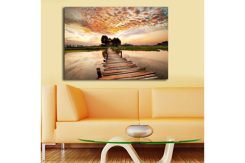 Stor Canvastavla 100x70 cm - Vacker solnedgång över en träbro som sträcker sig över stilla vatten - Orange / Grön / Brun - Inredning - Tavlor & konst - Canvastavlor