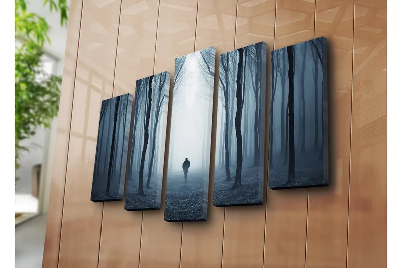 Stor Canvastavla i 5 delar 105x70 cm - Ensam figur som går genom en dimmig skog - Mörkblå / Grå / Svart - Inredning - Tavlor & konst - Canvastavlor