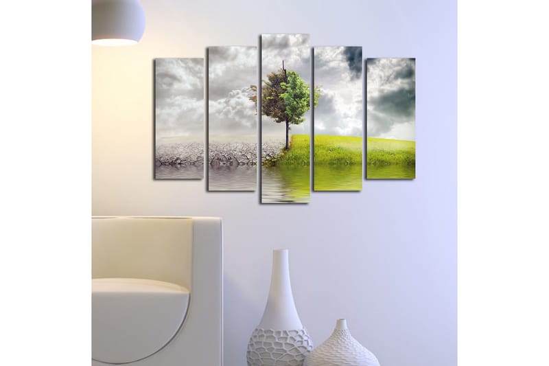 Stor Canvastavla i 5 delar 105x70 cm - Grönskande träd som står mellan torr mark och frodig äng - Grön / Grå / Beige - Inredning - Tavlor & konst - Canvastavlor