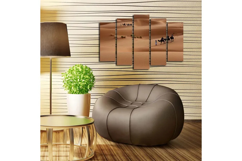 Stor Canvastavla i 5 delar 105x70 cm - Kamelkaravan som rör sig genom sanddyner - Sandbeige / Ljusbrun / Grön - Inredning - Tavlor & konst - Canvastavlor