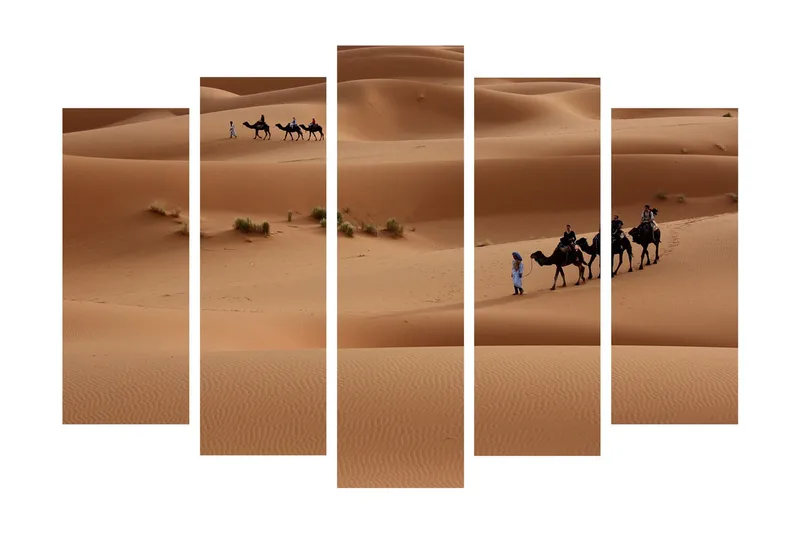 Stor Canvastavla i 5 delar 105x70 cm - Kamelkaravan som rör sig genom sanddyner - Sandbeige / Ljusbrun / Grön - Inredning - Tavlor & konst - Canvastavlor