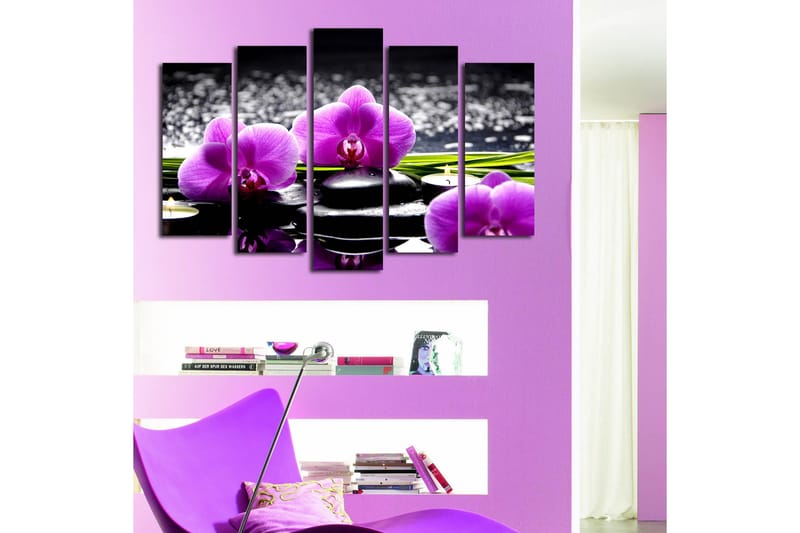 Stor Canvastavla i 5 delar 105x70 cm - Lila orkidéer på svarta stenar med reflektioner i vatten - Lila / Svart / Grön - Inredning - Tavlor & konst - Canvastavlor