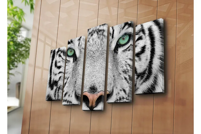 Stor Canvastavla i 5 delar 105x70 cm - Närbild av en vit tiger med intensiva ögon - Vit / Svart / Grön - Inredning - Tavlor & konst - Canvastavlor