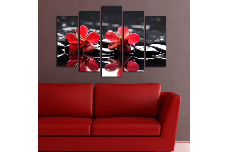Stor Canvastavla i 5 delar 105x70 cm - Röda blommor på svarta stenar i vatten - Röd / Svart - Inredning - Tavlor & konst - Canvastavlor