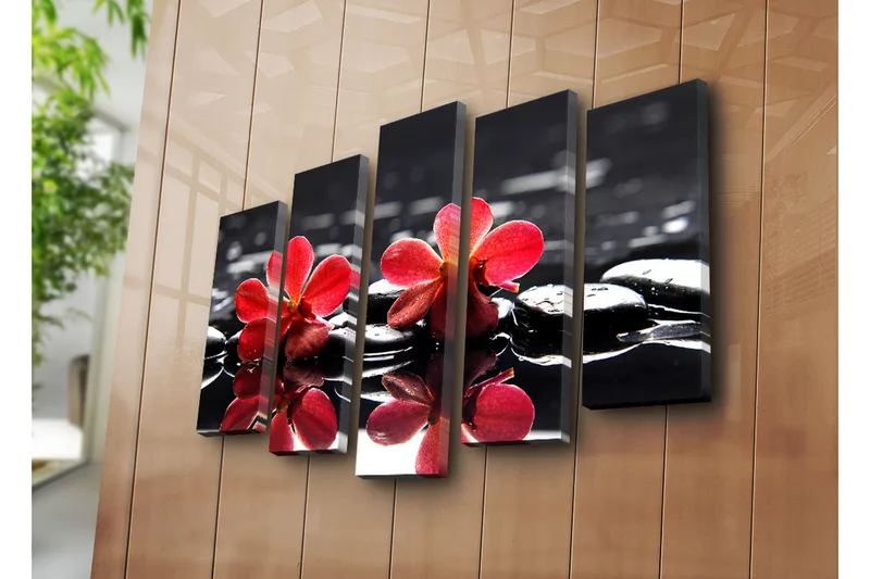 Stor Canvastavla i 5 delar 105x70 cm - Röda blommor på svarta stenar i vatten - Röd / Svart - Inredning - Tavlor & konst - Canvastavlor