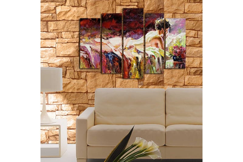 Stor Canvastavla i 5 delar 105x70 cm - Sensuell kvinna som vilar på en säng med blommor i närheten - Röd / Lila / Beige - Inredning - Tavlor & konst - Canvastavlor