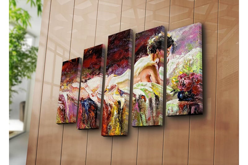 Stor Canvastavla i 5 delar 105x70 cm - Sensuell kvinna som vilar på en säng med blommor i närheten - Röd / Lila / Beige - Inredning - Tavlor & konst - Canvastavlor