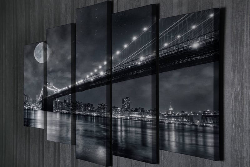 Stor Canvastavla i 5 delar 105x70 cm - Svartvit stadsbild med en bro och måne i natten - Svart / Grå / Vit - Inredning - Tavlor & konst - Canvastavlor